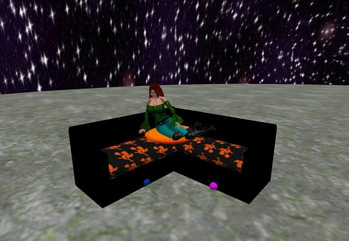 sofa en L naranja y negro con brujas y almoadon