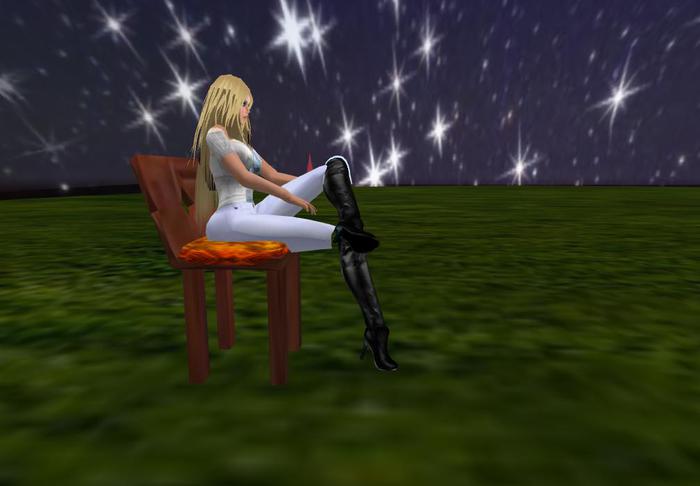 SILLA CON POSE  m y COJIN NARANJA
