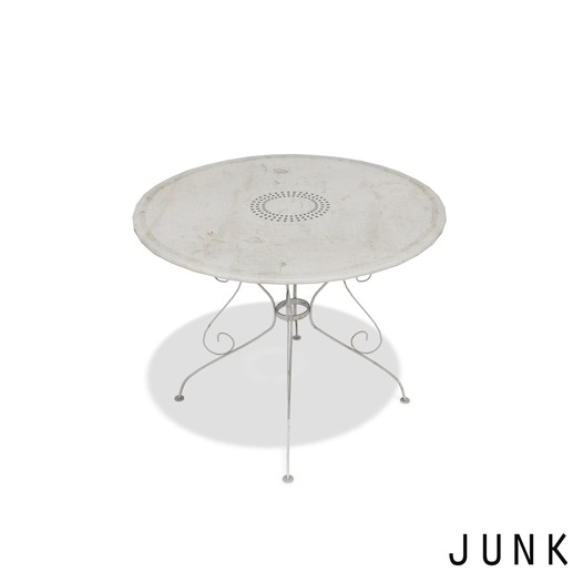 junk. winter love garden table.