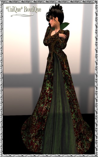 *UniQue* Queen Gown in Green and Red
