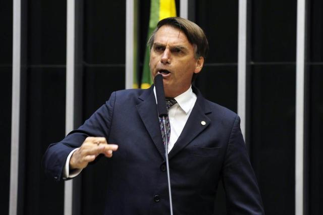 Bolsonaro 2018 gesture