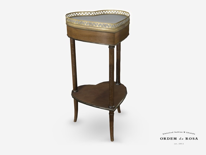 Ordem da Rosa - Louis XV Heart Salon Table