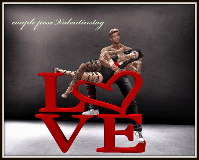 couple pose valentinstag
