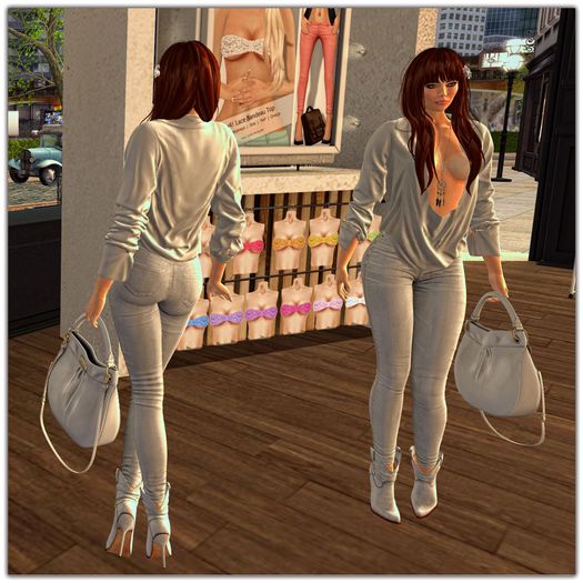 Di Anna Bag in left hand