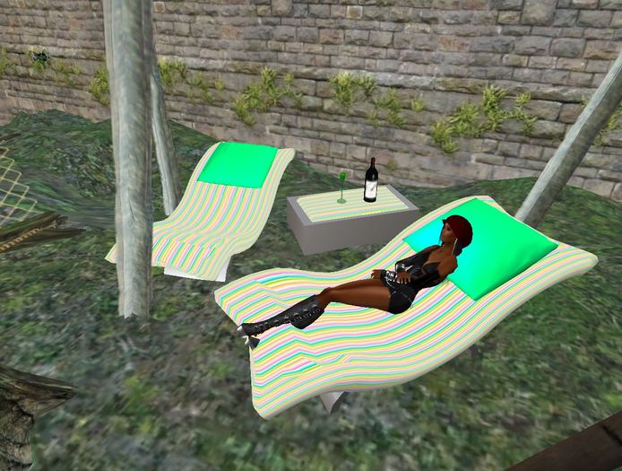 Low Prim sculpted gardenfuniture with sitanimations