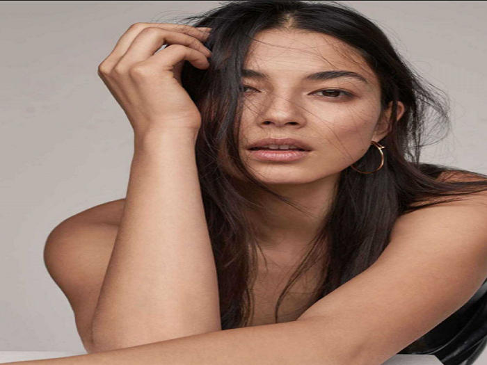 Jessica Gomes Laugh Gesture