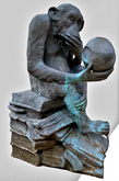Affe mit Schadel Statuette