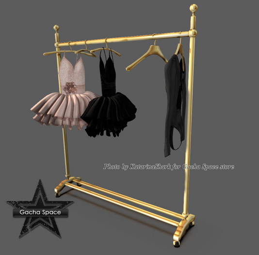 REIGN.- STUDIO CLOTHING RACK (GOLD RAIL)