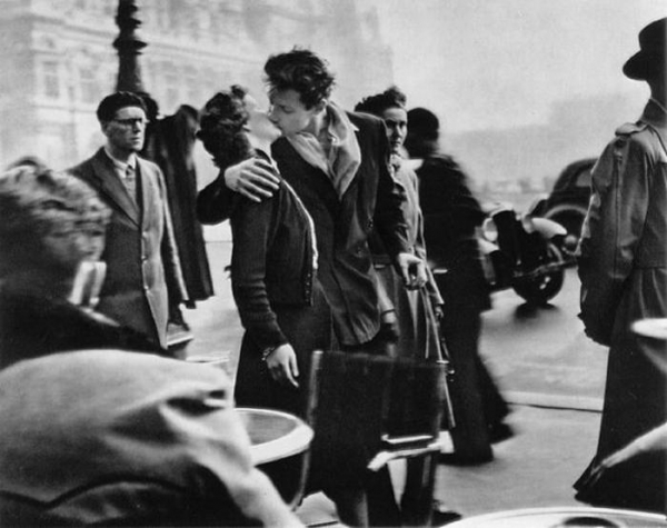 *SALE* Kiss by the Hotel de Ville Poster