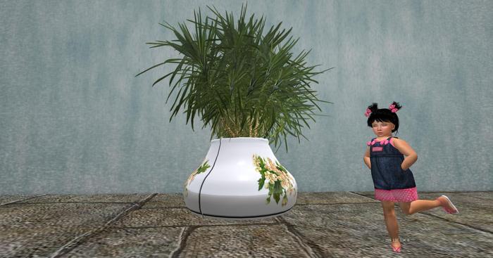 RC White Flower Vase/ Palm