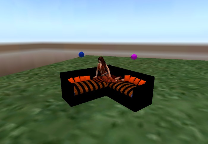 sofa en L de tres puestos  negro y anaranjado
